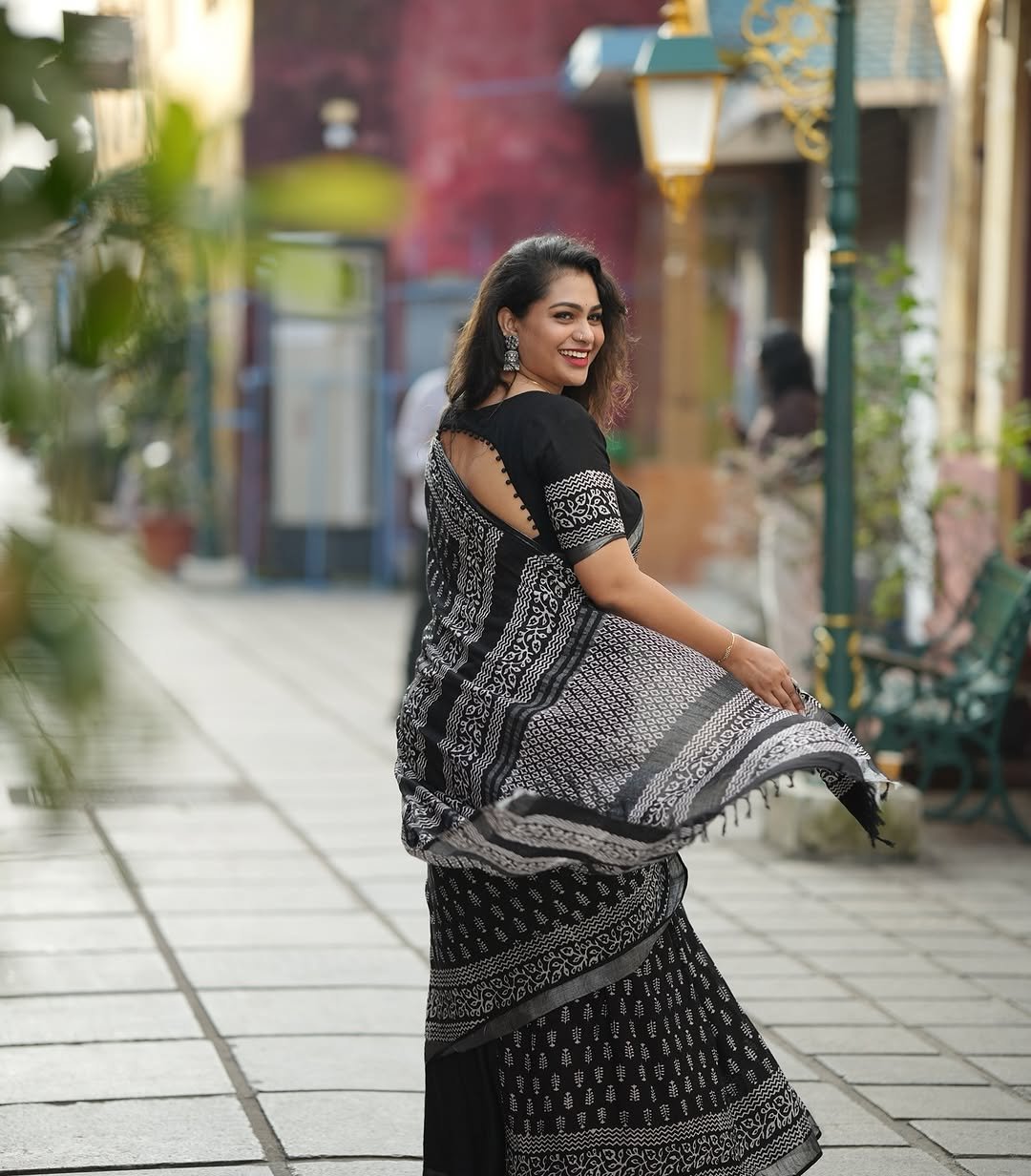 Black_Linen_Saree_with_Digital_Print Black_Linen_Saree_with_Digital_Print