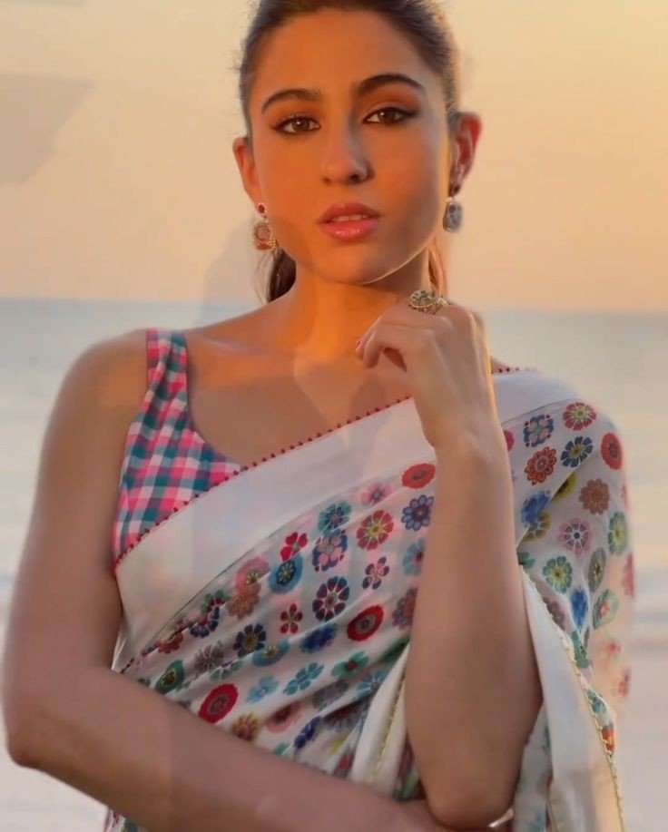 Modern_Floral_Linen_Saree_Set Modern_Floral_Linen_Saree_Set